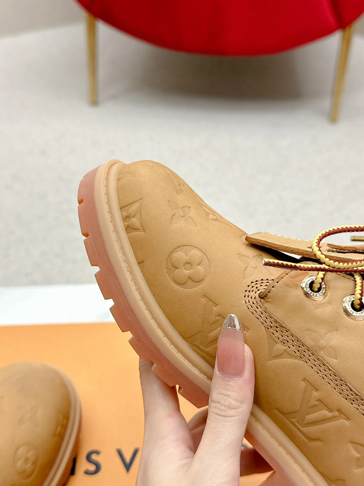 👟👟Ex-factory price 700👟👟 LV’s unbeatable co-branded Martin boots grandly launch Louis Vuitton x Timberland boots. LV x Timberland Timberland co-branded presbyopic rhubarb boots and ankle boots. LV x Timberland ankle boots are made of Monogram embossed waterproof nubuck cow leather. Relying on the brand's exquisite craftsmanship, the classic Timberland 6-inch boot shape is carefully reshaped in Italy, making an eye-catching appearance in American workwear style. Women's size 35-40 (41 is custom-made and non-refundable)